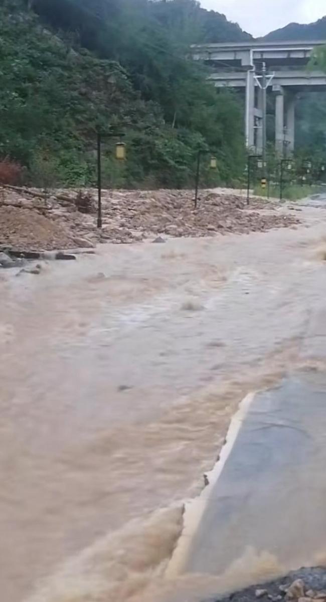 河南嵩县一景区有游客因泥石流被困