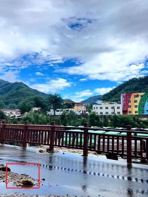 河南嵩县一景区有游客因泥石流被困 紧急闭园救援中