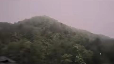 河南嵩县一景区有游客因泥石流被困 紧急闭园救援中